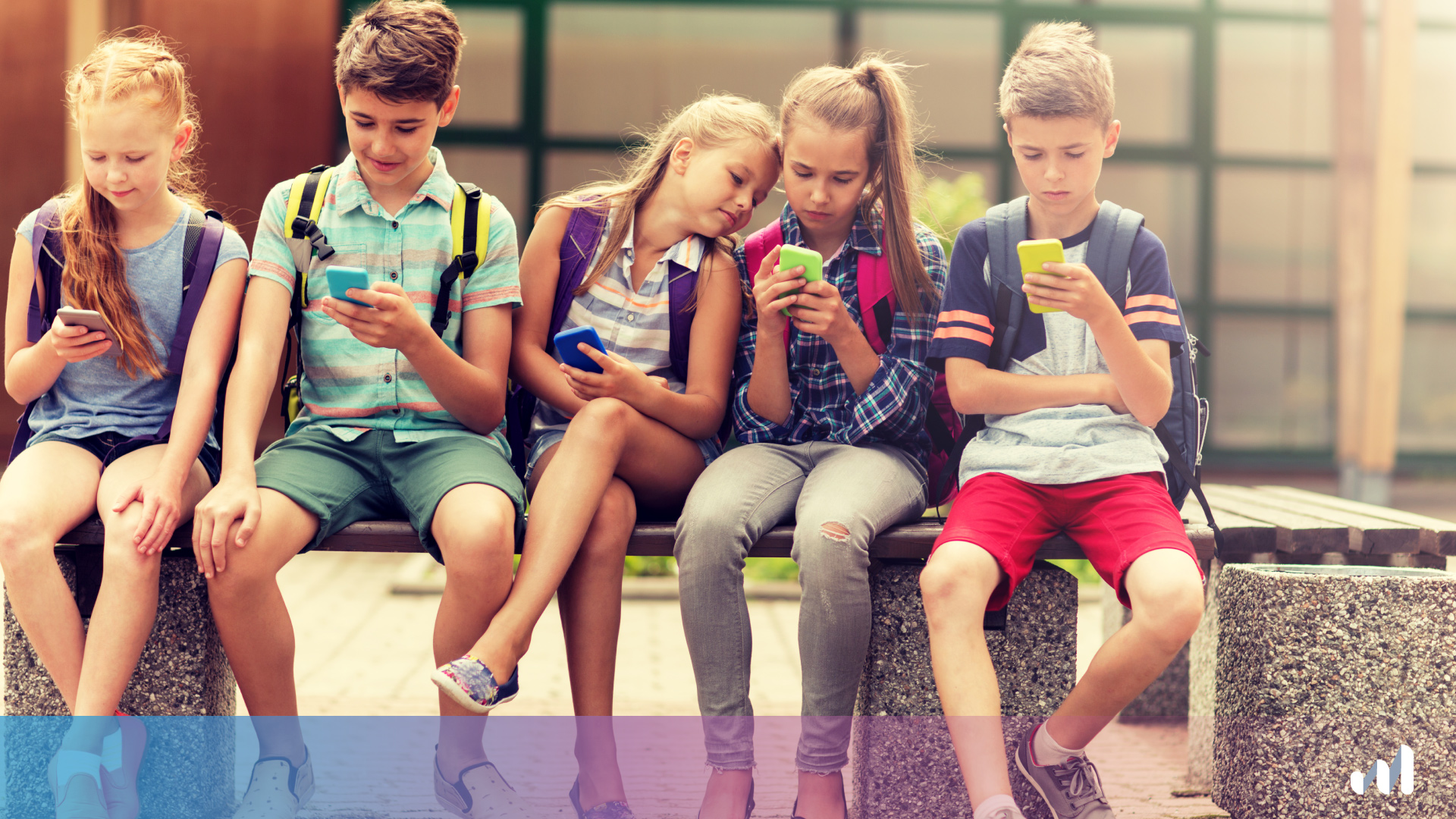 groupe d'enfants avec leurs téléphones sur un banc