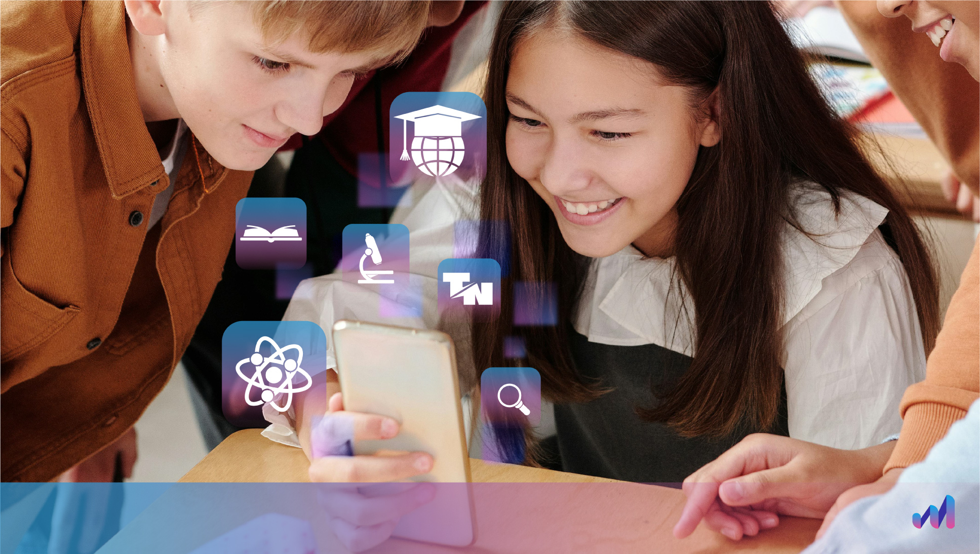 des enfants qui observent les applications éducatives d'un smartphone