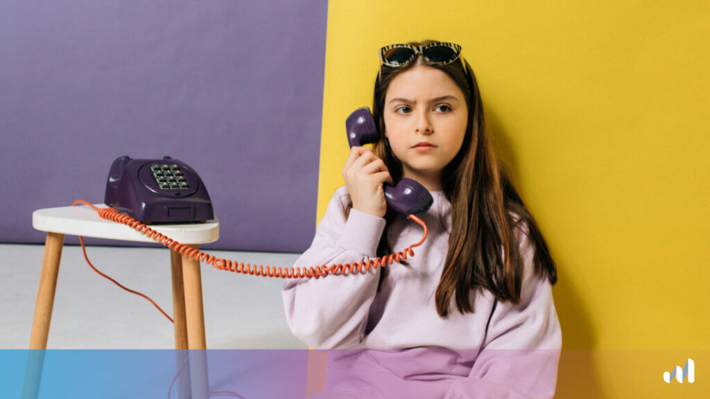 petite fille qui utilise un téléphone filaire