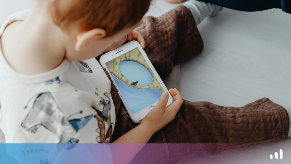petit enfant qui regarde un téléphone