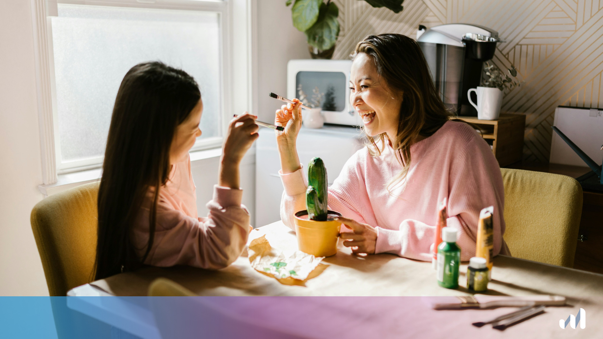 mère et fille qui partage un moment complice à table