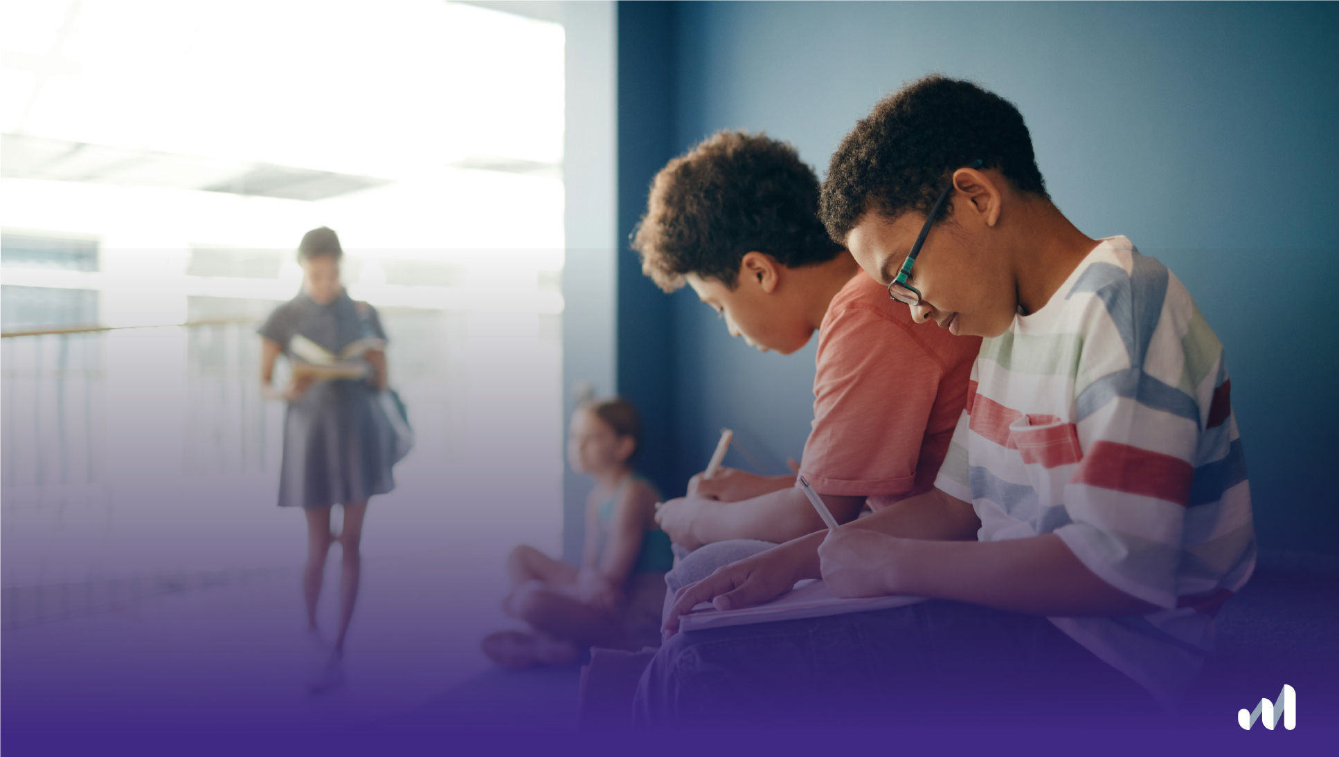 enfants en train d'écrire sur leurs carnets de notes