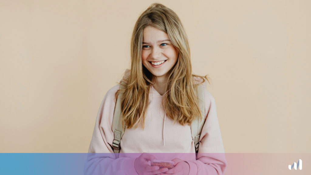 enfant qui sourit le téléphone à la main