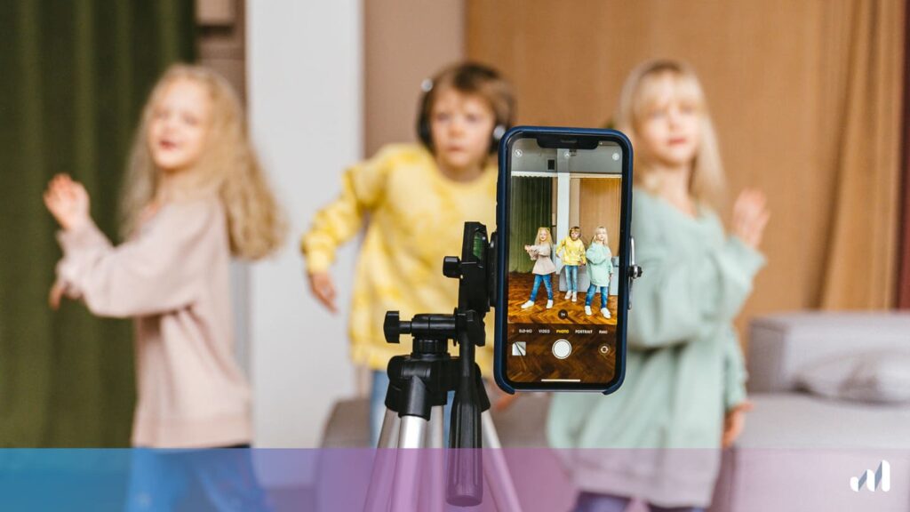 enfants influenceurs avec un telephone sur trepied