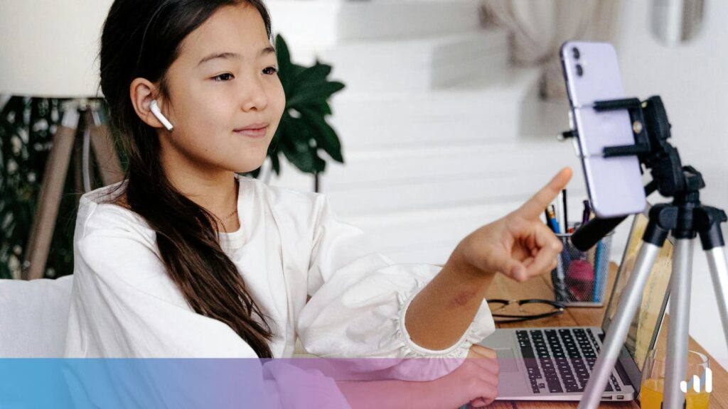 jeune enfant influenceur devant un telephone qui filme