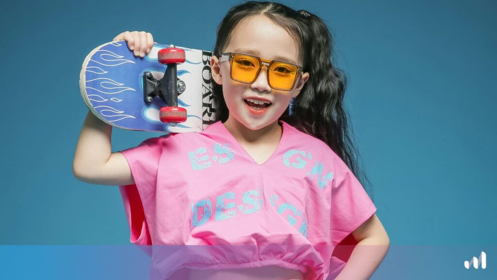 enfant influenceur avec un skateboard