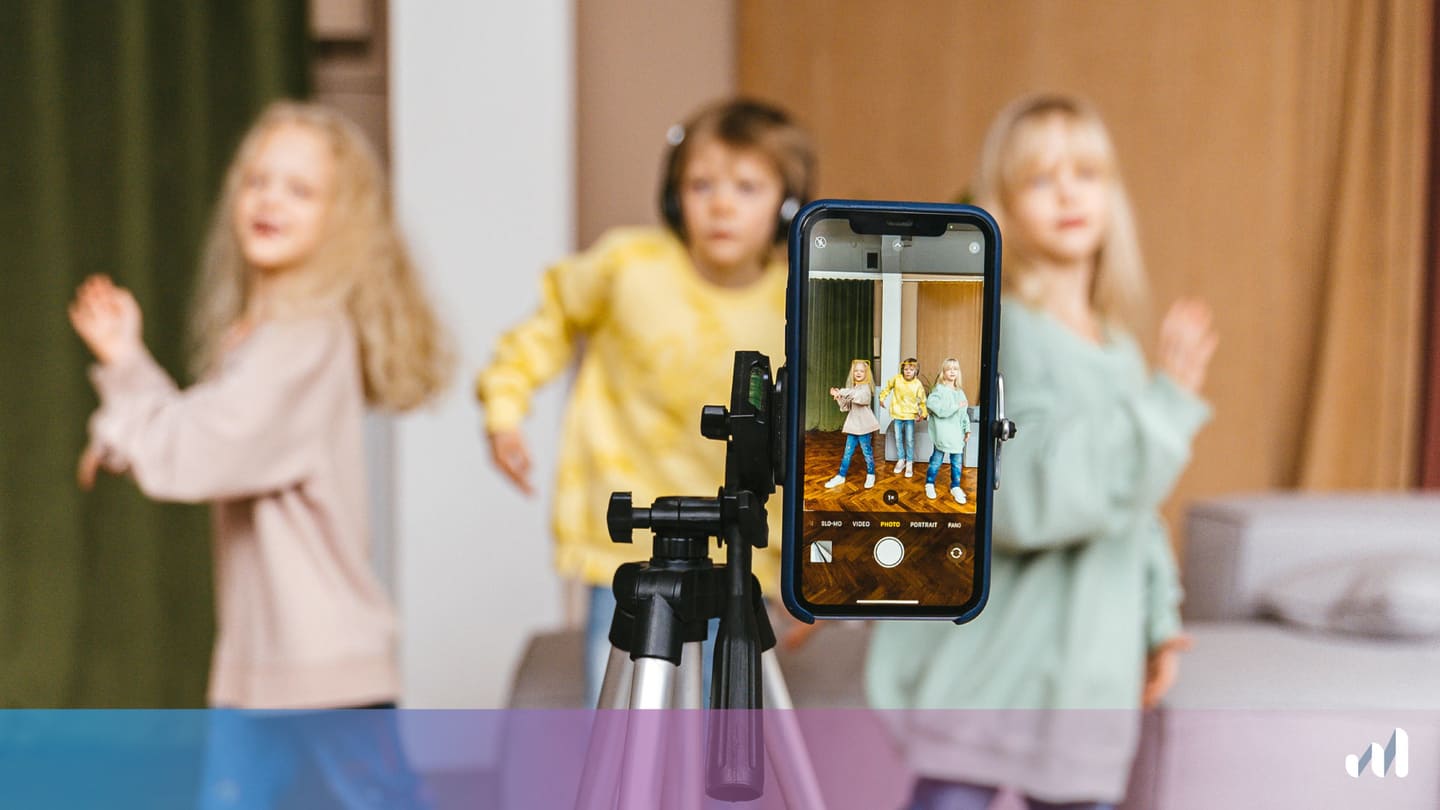 enfants influenceurs avec un telephone sur trepied