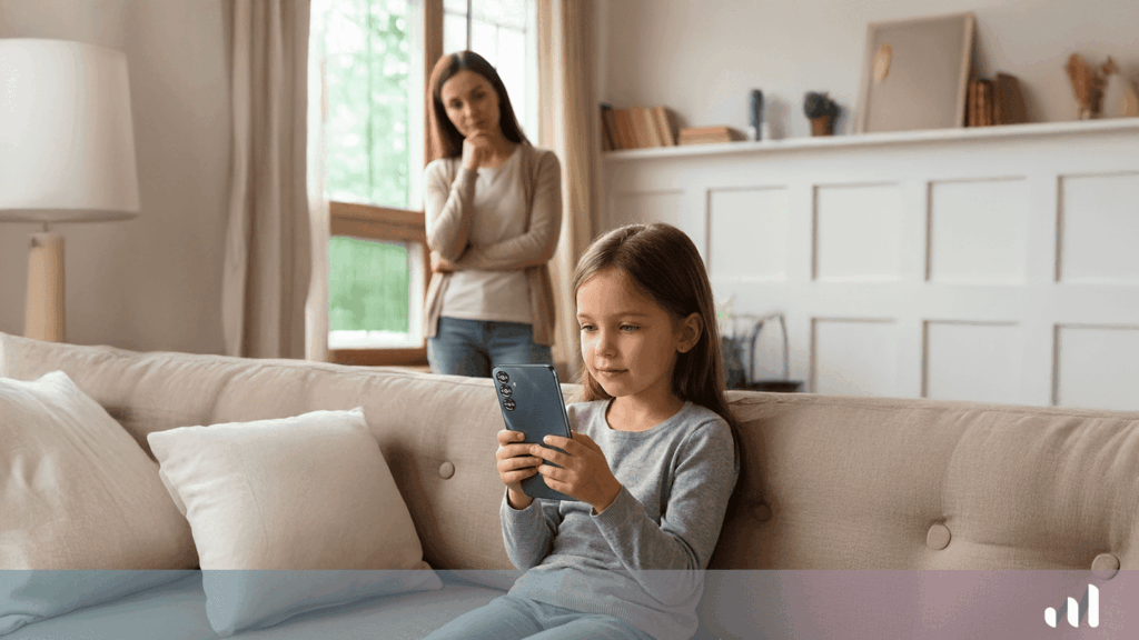 jeune enfant qui scroll tiktok sur le canapé