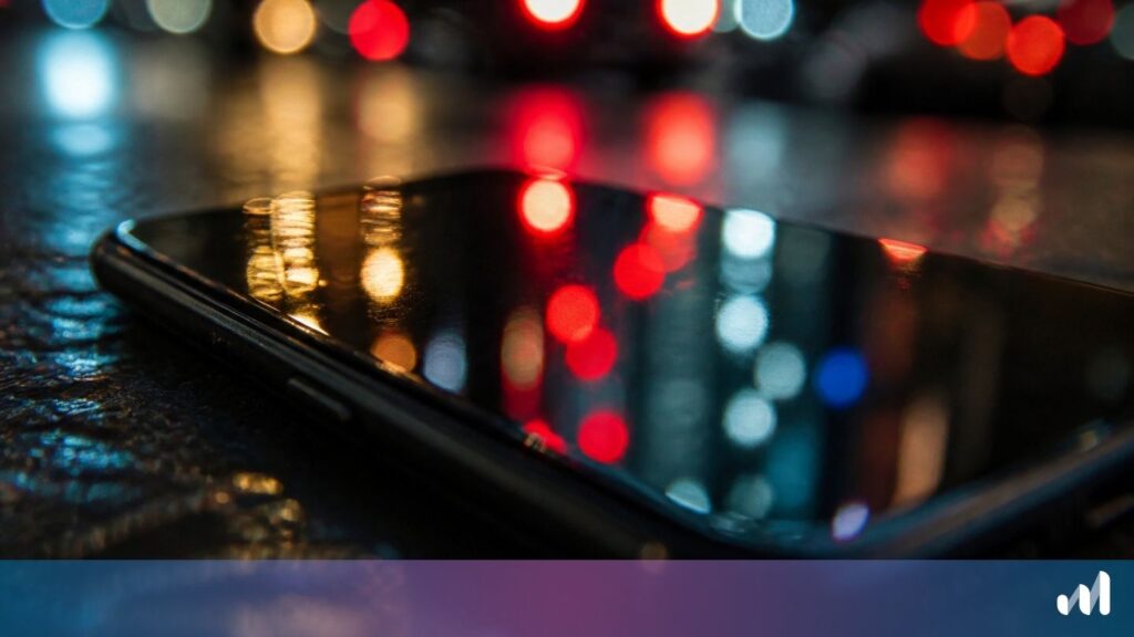 photo d'un téléphone sur le trottoir après un accident
