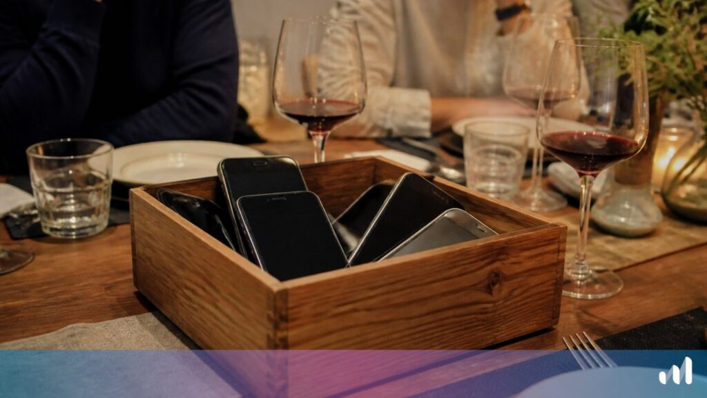 photo d'une boite a telephone lors d'un diner