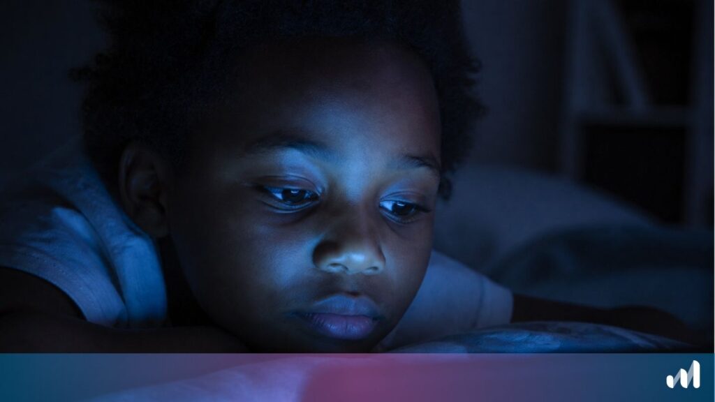 photo d'un enfant utilisant un écran la nuit